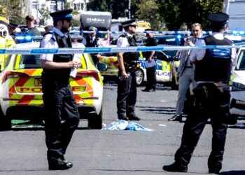 Sulm me thikë në Angli, 2 fëmijë të vdekur, 9 të tjerë të plagosur