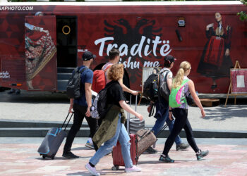 Më shumë apo më pak? Dilemat e turizmit dhe boom-i turistëve të varfër