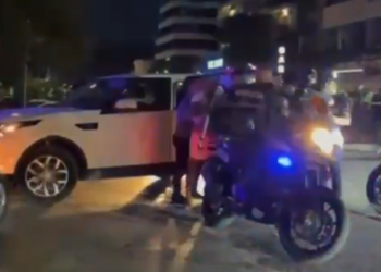 VIDEO/Kundërshtuan forcat e policisë, shoqërohen në komisariat 3 persona në Vlorë