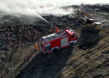 Katastrofa mjedisore\ Tymi i plehrave mbi Vlorë. Dështim i ministrive të Turizmit dhe Financave