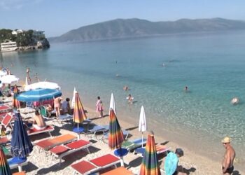 Vlorë, shtohen hapësirat publike në plazh, Bashkia vë në dispozicion të pushuesve, çadra dhe infrastrukturë falas