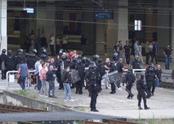 Protesta kundër litiumit paralizon Beogradin, qytetarët bllokuan ura dhe stacione hekurudhore