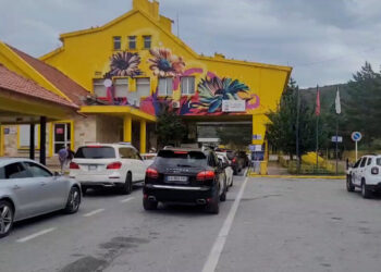 Emigrantët kthehen në Greqi, fluks udhëtarësh në pikat kufitare