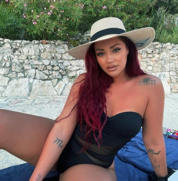 Ronela Hajati i “vë zjarrin” rrjetit, publikon fotot nga pushimet në jug të vendit