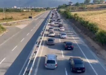 Trafik i rënduar pranë urës së Drinit, fluksi i pushuesve krijon radhë të gjata në Rrugën e Kombit