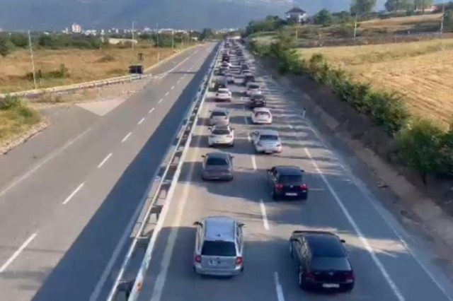 Trafik i rënduar pranë urës së Drinit, fluksi i pushuesve krijon radhë të gjata në Rrugën e Kombit