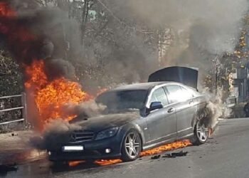 Përfshihet nga flakët automjeti në Bypass-in e Vlorës, shkak dyshohet një shkëndijë elektrike