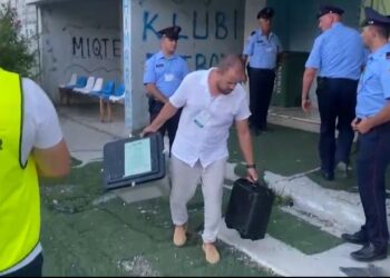 Përfundimi i votimit/ Mbërrijnë kutitë e para në stadiumin e Himarës