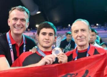 Medalja e parë olimpike dhe miza nën kësulën politike