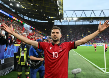 Derbi shqiptarësh në Skoci, Nedim Bajrami u bashkohet rivalëve të djalit të Rudi Vatës