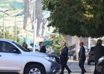 Shefi i CIA-s shkon në godinën e Qeverisë, takohet me Albin Kurtin
