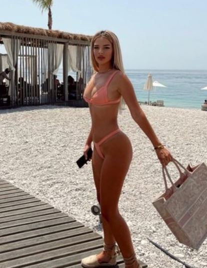 Si një sirenë, vajza e ish-deputetes merr vëmendjen e rrjetit me pozat në bikini