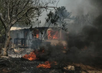 Zjarri në Athinë del jashtë kontrollit, digjen banesa dhe biznese, mijëra banorë evakuohen