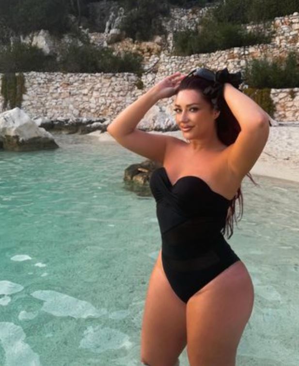 Ronela Hajati i “vë zjarrin” rrjetit, publikon fotot nga pushimet në jug të vendit