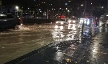 VIDEO/ Stuhia godet Italinë, rrugët kthehen në lumenj