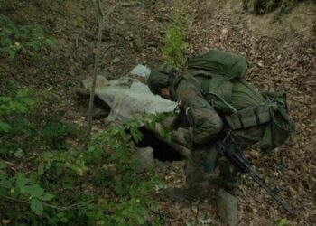 Tensionet në veri, ushtarët e KFOR-it patrullojnë vijën kufitare Kosovë–Serbi