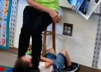 Skandal/ Edukatorja mban djalin e vogël të spektrit autik mes këmbëve dhe e detyron të mësojë, i vogli…
