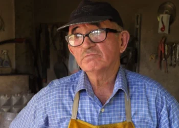 Muzikanti që u bë kovaç, historia e 80-vjeçarit nga Elbasani që mbajti familjen duke furnizuar fshatrat me vegla bujqësore