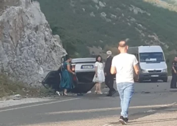 Aksident në Bulqizë/ Makina del nga rruga dhe kthehet përmbys, plagoset shoferi dhe një pasagjer