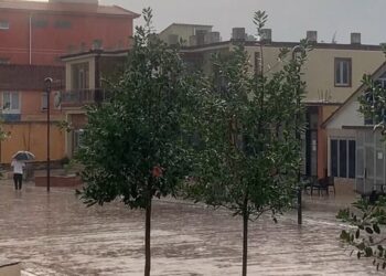 Reshje të dendura në Bulqizë, përmbyten rrugët e qytetit, rrezikohen dhe banorët