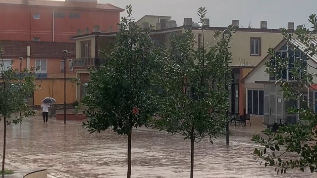 Reshje të dendura në Bulqizë, përmbyten rrugët e qytetit, rrezikohen dhe banorët