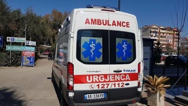 U rrëzua në shkallët elektrike të një qendre tregtare në Tiranë, 4-vjeçarja niset me urgjencë në spital