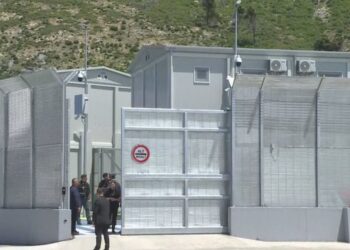 Ministri italian i Mbrojtjes, Guido Crosetto vizitë surprizë në kampin e emigrantëve në Gjadër dhe Shëngjin
