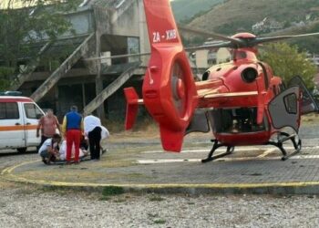 U përfshi në aksidentin e rëndë pranë Pogradecit, niset me helikopter drejt Tiranës një prej të plagosurve