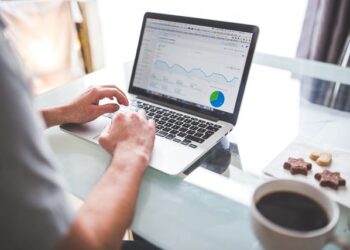 Të gjesh punë në internet, aplikimet online efikase, por rekrutimi tradicional mbetet më i besueshëm