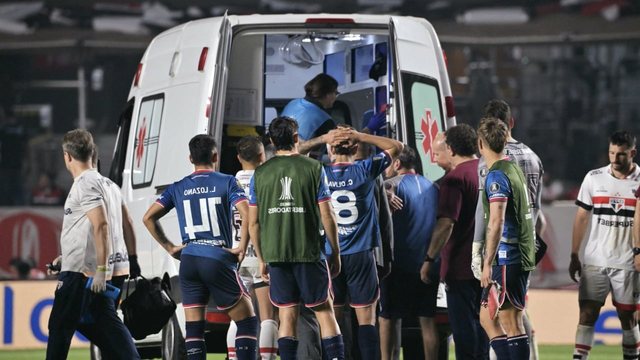 VIDEO/ Panik në Copa Libertadores, futbollisti ‘shembet’ në tokë pa ndjenja