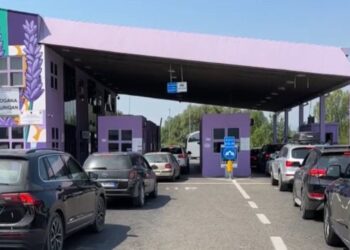 SHIFRAT/ Shtohen turistët nga Kosova në bregdetin shqiptar, radhë të gjata në hyrje dhe dalje të Muriqanit