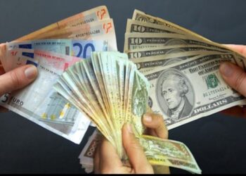 Euro arrin minimumin e ri historik, dollari në nivelin më të ulët që nga 2008