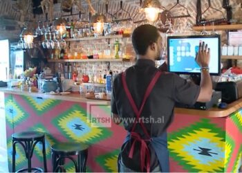 VIDEO / Nga Gana në Korçë, njihuni me dy të rinjtë afrikanë që punojnë kamarierë në zonën e pazarit
