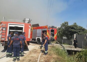 Vatrat aktive në Finiq, flakët kalojnë edhe në Delvinë, në luftë me zjarret Forcat e Armatosura dhe një helikopter