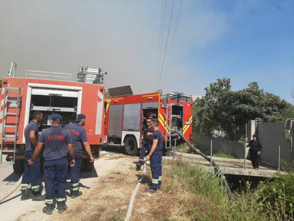 Vatrat aktive në Finiq, flakët kalojnë edhe në Delvinë, në luftë me zjarret Forcat e Armatosura dhe një helikopter