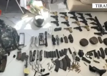 “Do u dërgoheshin bandave shqiptare në Londër”, media britanike shkruan për operacionin e SPAK: U sekuestruan 25 armë