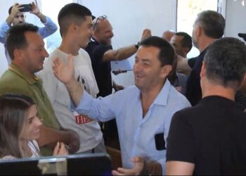 VIDEOLAJM/ Ovacione, duartrokitje dhe përqafime, momenti kur bëhet e ditur fitorja e Vangjel Tavos në Himarë