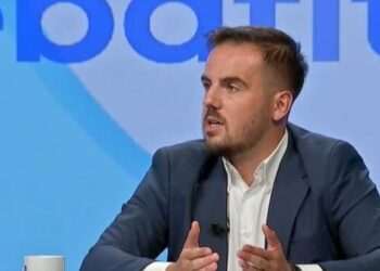 “Të rrijë atje në zyrë se s’merr vesh nga urat”, deputeti i Vetëvendosjes sulmon ambasadorin amerikan