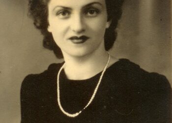 Historia e panjohur e aristokrates më të famshme në Shqipëri: Sapo hyri në lokalin ‘Flora’, ku do takonte kushëririn e saj, Enver Hoxha iu afrua dhe pasi shkëmbyen përshëndetjet, ai zgjati duart dhe i kapi…