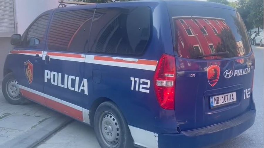 Theu masën e sigurisë dhe plagosi me thikë 32-vjeçarin, arrestohet i mituri në Vlorë