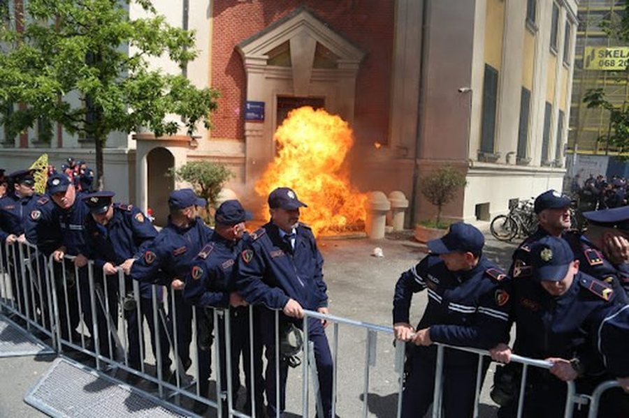 Opozita protestë para Bashkisë, policia bllokon qarkullimin në bulevard dhe në disa akse