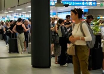 Mijëra izraelitë dynden në aeroporte për t’u larguar, të alarmuar dhe frikësuar për luftën e madhe