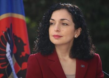 Skandal në aeroportin e Shkupit! Osmanit tentojnë t’i marrin telefonin, mbahet 1 orë e bllokuar në avion