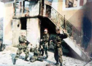 Arrestohen pesë serbë të akuzuar për krime lufte në Kosovë