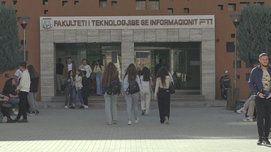 Aplikimet për universitete: Nga 20 mijë maturantë, gjysma kërkojnë mjekësi dhe IT