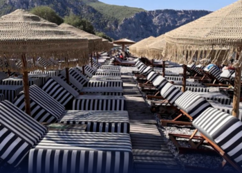 Nga çadrat e diellit te shezlongët, turizmi po i jep hov importeve të produkteve të nevojshme për plazh