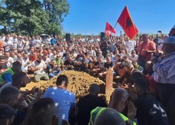Autopsia provoi identitetin, mijëra banorë në Klinë i japin lamtumirën e fundit Faton Hajrizit