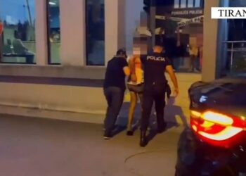 “Na jep lekët”/ Rrëmbyen 22-vjeçarin pas përplasjes së makinave, pranga dy autorëve në Tiranë