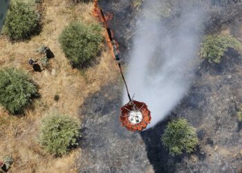 Vijon lufta me flakët në Finiq, ministri i Mbrojtjes: Prioritet, jetët e njerëzve!