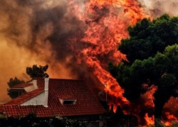 Marrin fund ditët e “Apokalipsit”/ Greqia shuan flakët, një viktimë dhe qindra të evakuuar, çfarë la pas beteja me zjarret në shtetin helen